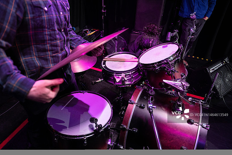 在舞台上设置设备的鼓手图片素材