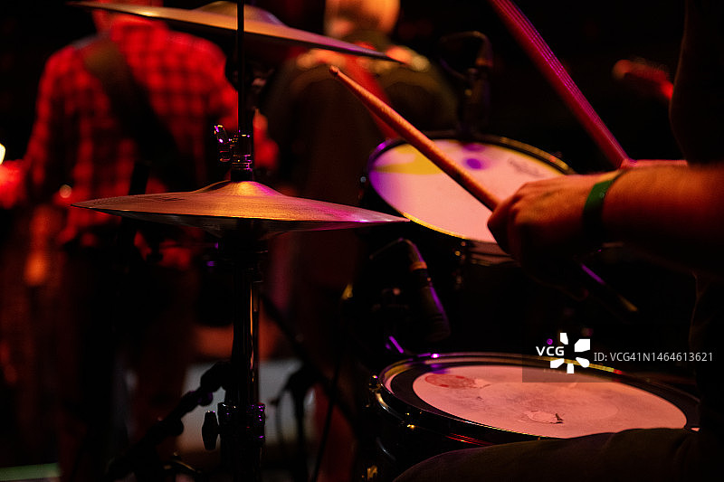 鼓手与乐队在舞台上表演图片素材