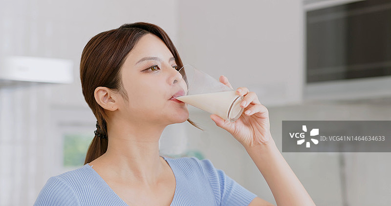 正在喝东西的亚洲女孩图片素材