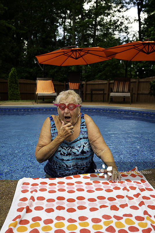 跳入泳池前深吸一口气图片素材