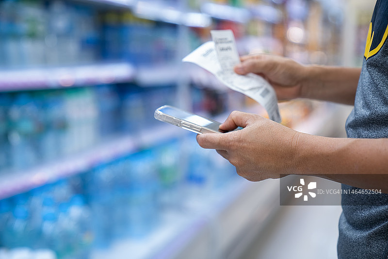 男人在超市查看账单图片素材