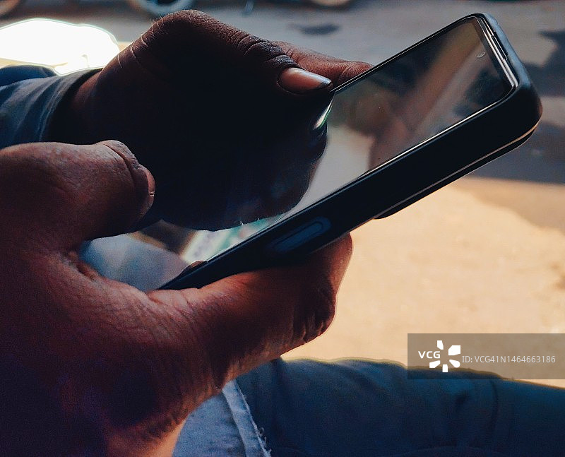 使用手机的人图片素材