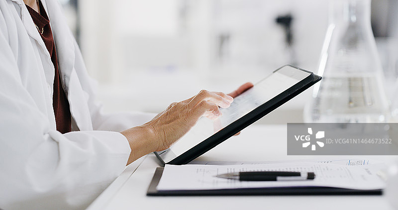 手持平板的科学家，科学研究和数字测试结果，医学研究和带有技术的清单。生物技术、科学创新和与实验室人员一起在线搜索数据图片素材