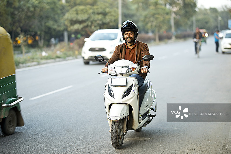 男子戴头盔骑摩托车图片素材
