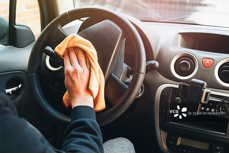 男子清洁汽车方向盘图片素材