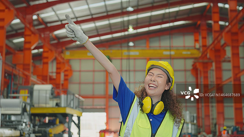 快乐并享受工作的工厂工人图片素材