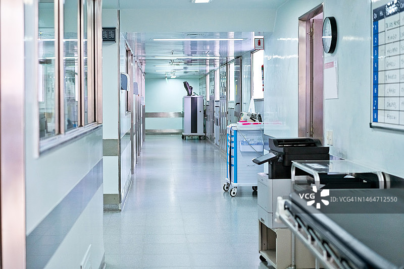 现代医院的明亮走廊图片素材