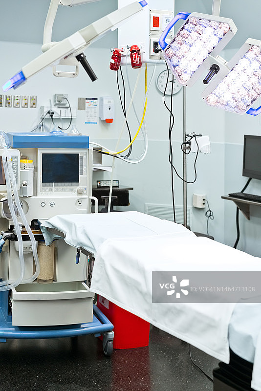 医院手术室内景，配有空床图片素材