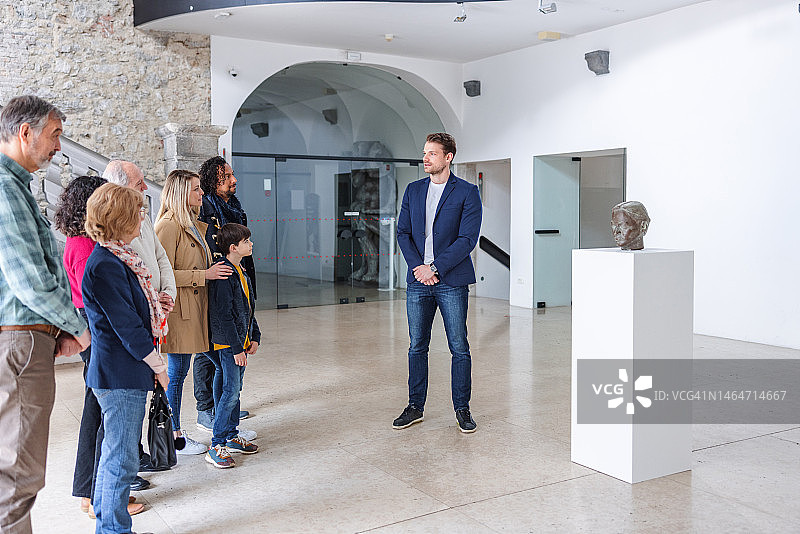 成年白人男性博物馆导游讲解男性头像雕像图片素材
