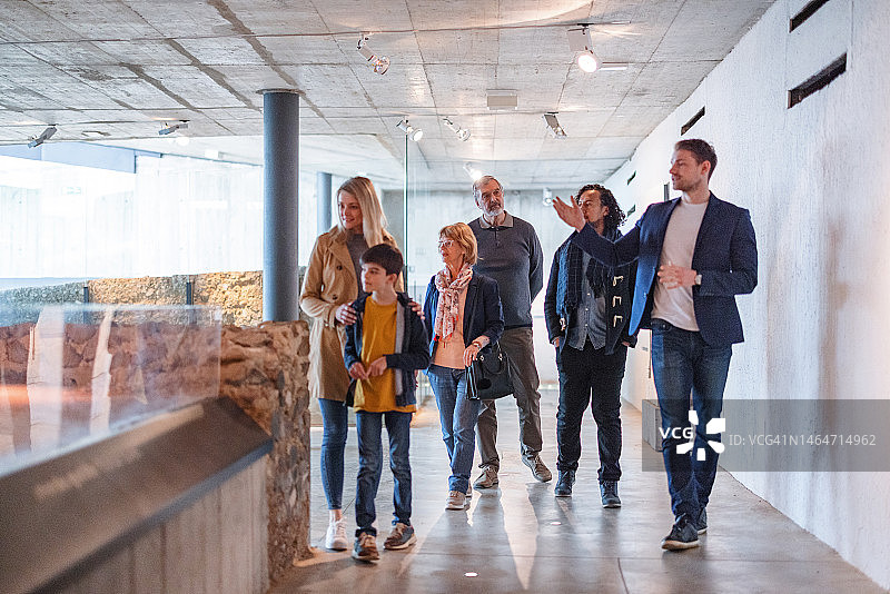 博物馆导游讲解历史，游客认真听讲图片素材