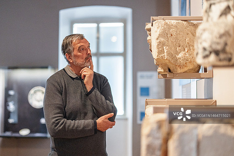 在博物馆欣赏城堡石头的年长的白人男人图片素材