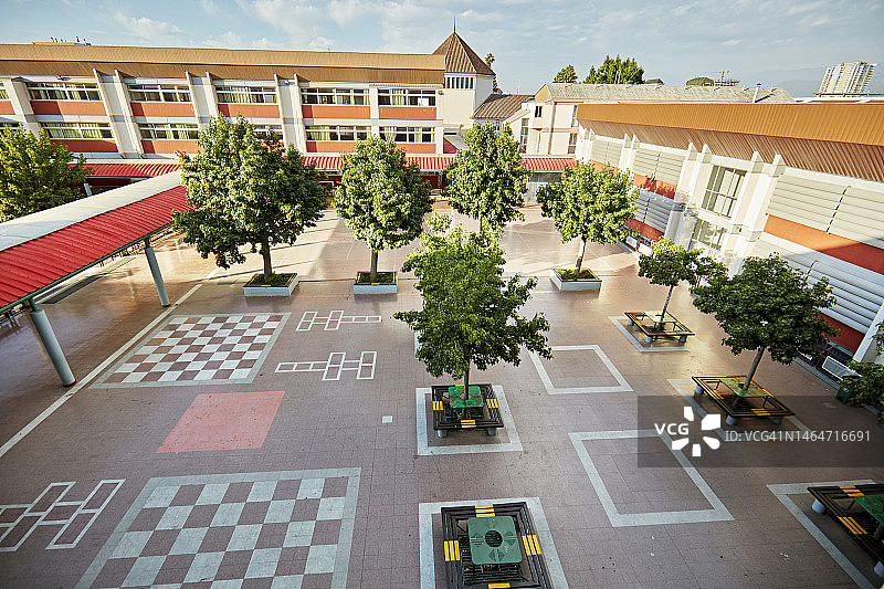 阳光明媚的校园与小学娱乐区图片素材