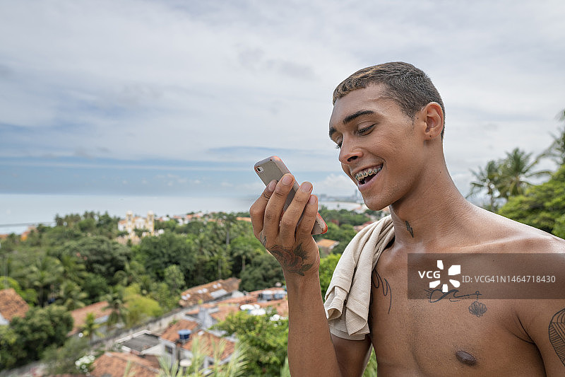 男人发送语音消息图片素材
