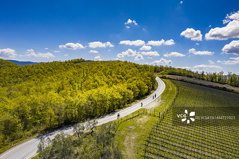 通往潘扎诺道路上的骑行者图片素材