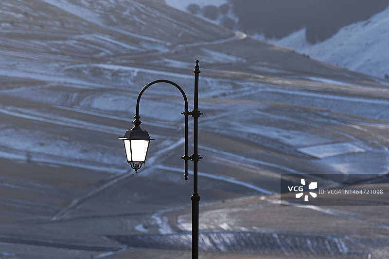 背景是覆盖着高原雪的复古风熄灭的灯笼图片素材