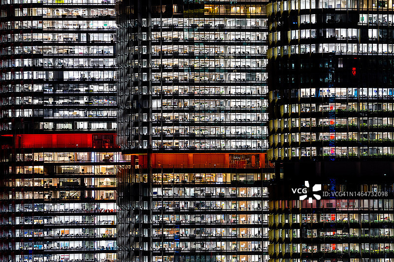 超现代办公楼夜景的特写镜头图片素材