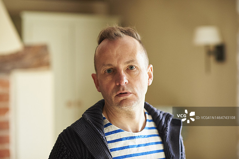 餐厅里的中年男人肖像图片素材