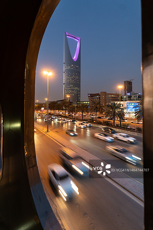 沙特阿拉伯首都利雅得的日落交通图片素材