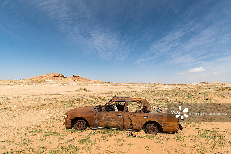 沙漠中烧毁的汽车残骸图片素材