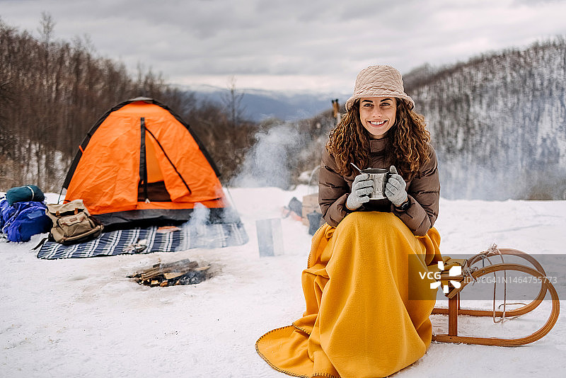 坐在雪橇上的女人肖像图片素材