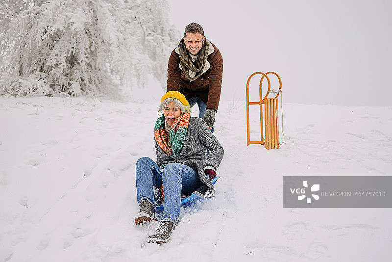 雪橇上的有趣情侣图片素材