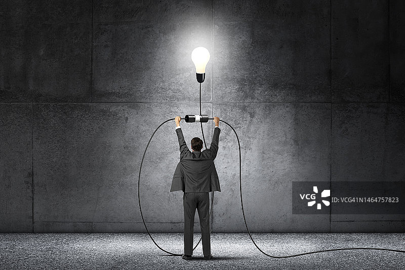 商人将灯泡连接到延长线图片素材