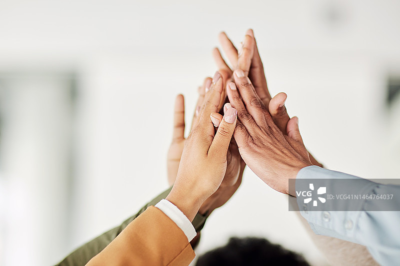 办公室里，为了激励、使命或胜利者，商人们击掌欢庆，互相支持图片素材