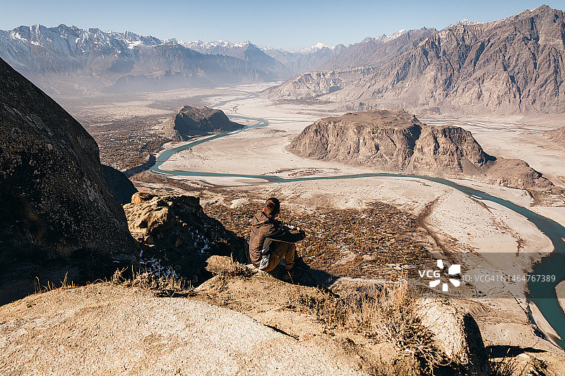 旅行者在喜马拉雅山脉俯瞰印度河谷的风景图片素材
