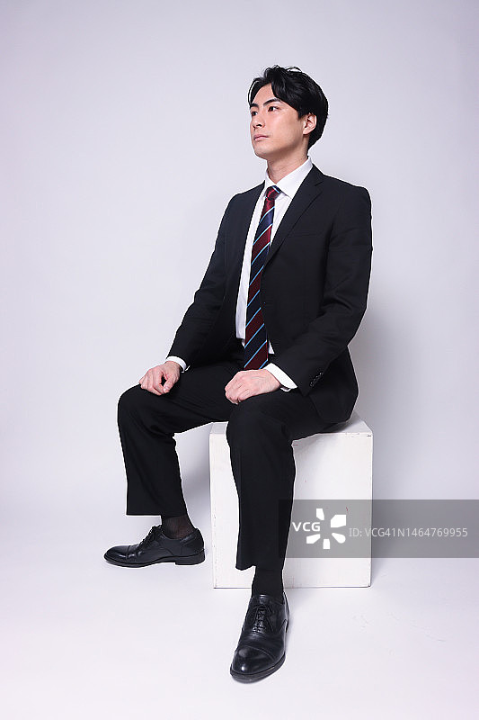 坐在椅子上的亚洲男子肖像图片素材