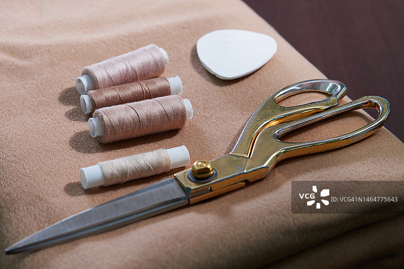 一组缝纫物品放在木桌上，扁平风格概念图片素材