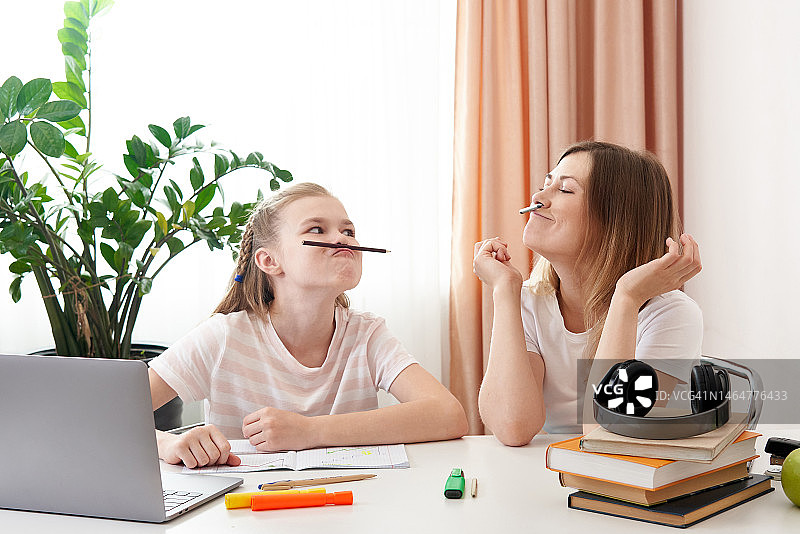 母女在家进行远程学习时玩耍图片素材