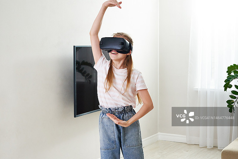 佩戴VR眼镜玩游戏的少女图片素材