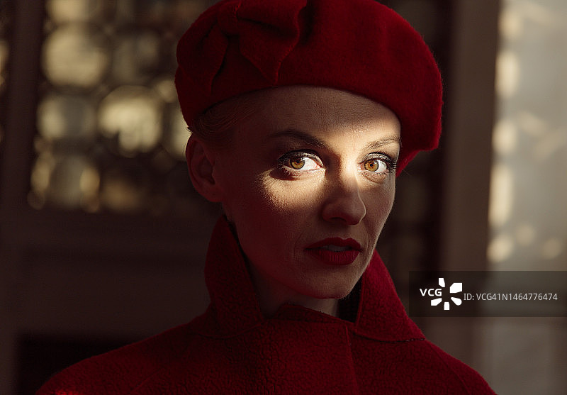 穿着时尚红色贝雷帽和红色外套的女人图片素材