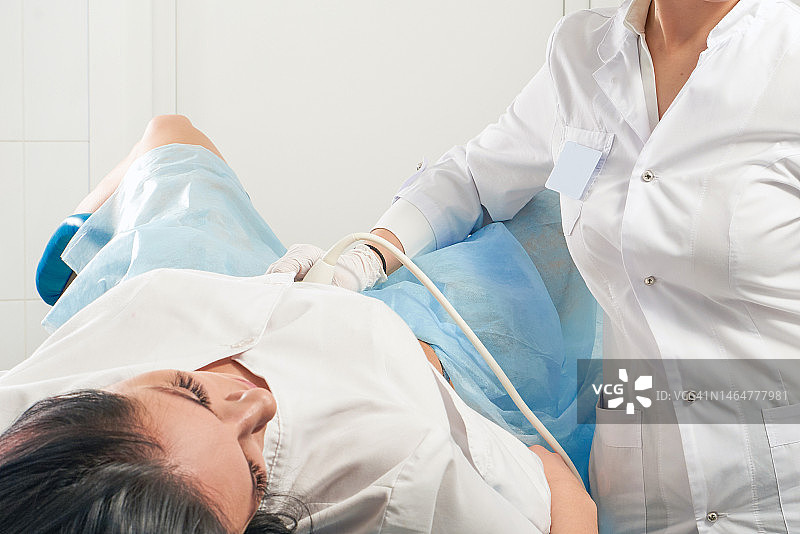 妇科医生为孕妇进行超声波扫描图片素材