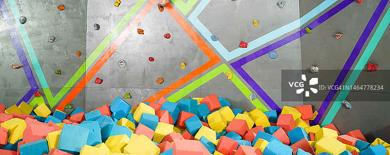 蹦床中心攀岩墙：青少年探险与极限运动图片素材