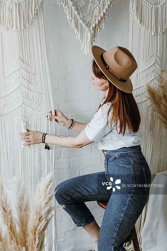 在德国编织花边的年轻女子图片素材
