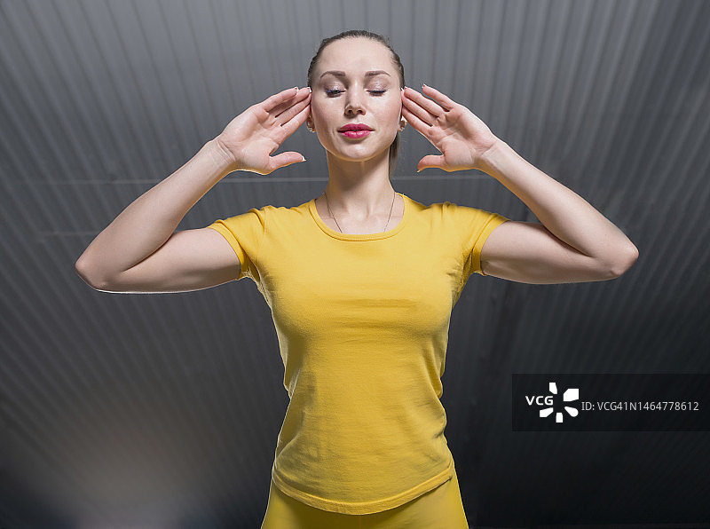 年轻运动型女人在健身房锻炼图片素材