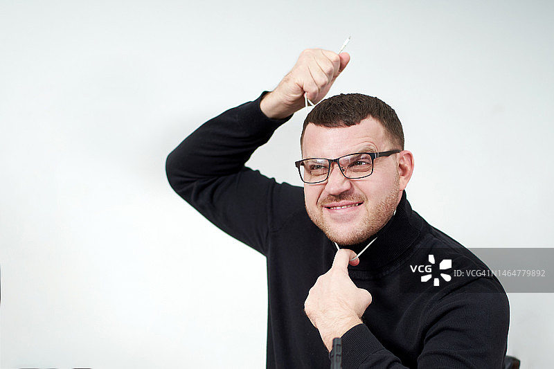 脖子上套着绳子的微笑男人图片素材