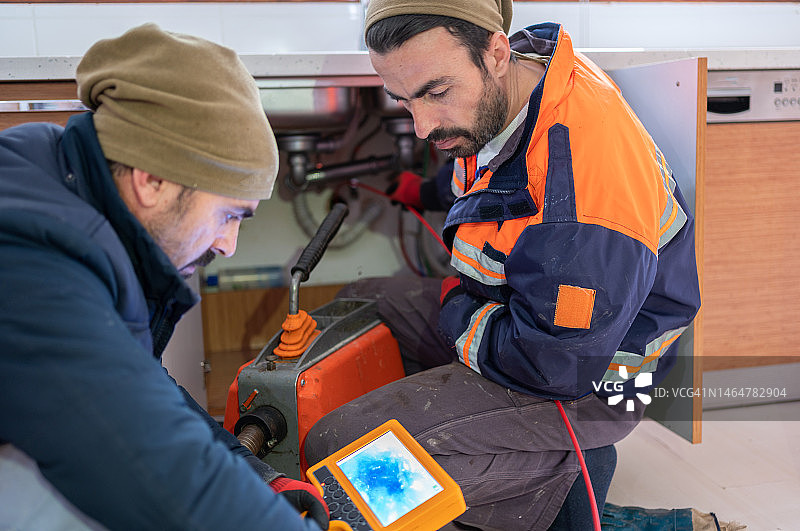 用相机检查厨房水槽管道图片素材