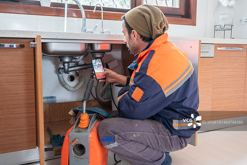 水管工疏通厨房水槽图片素材