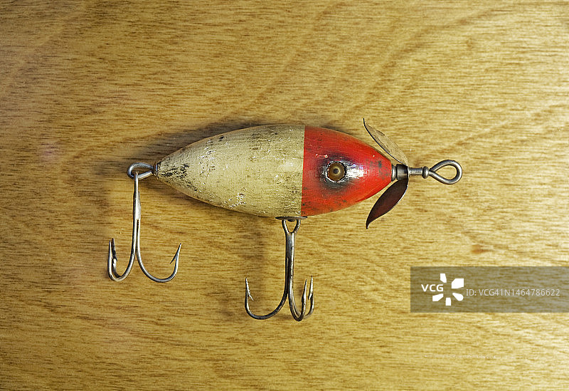 复古木制鲈鱼钓饵图片素材