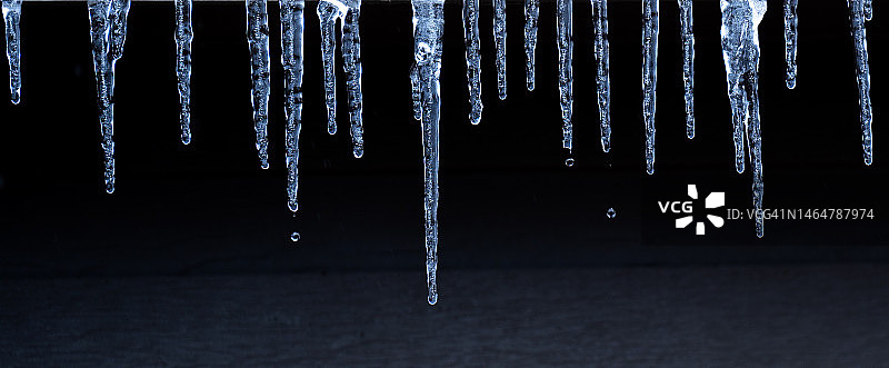 美国德克萨斯州普罗斯珀冬季天空下的冰柱特写图片素材