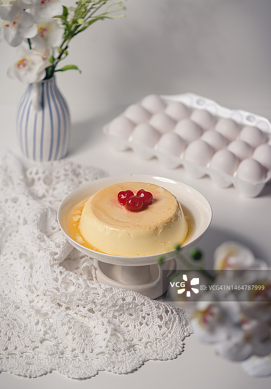 高角度视图的甜点在盘子上的桌子图片素材