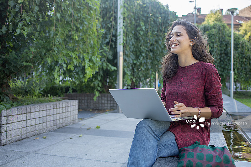 使用笔记本电脑工作图片素材