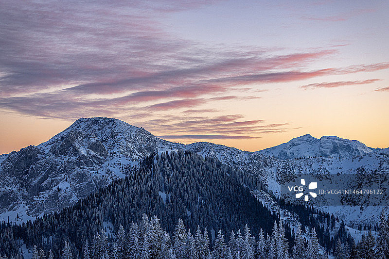 瓦尔贝格山顶的阿尔卑斯山全景图片素材