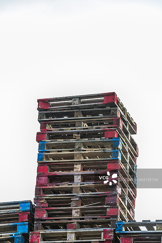 堆高的木制托盘图片素材