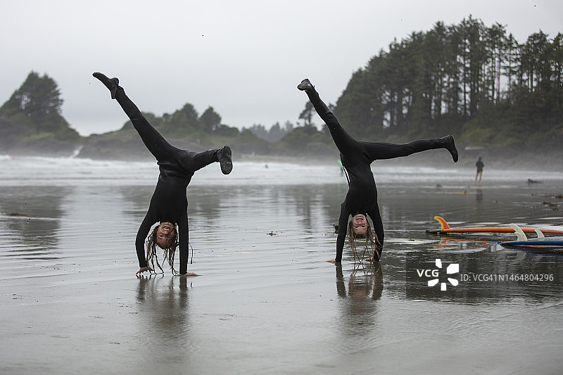 在冲浪课程中穿着潜水服冲浪的年轻女孩图片素材