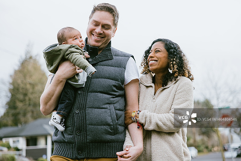 夫妇带着宝宝在户外散步图片素材