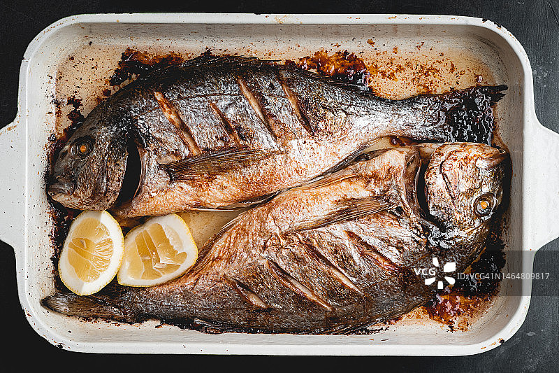 烤箱烤制鲷鱼（金色鱼）图片素材