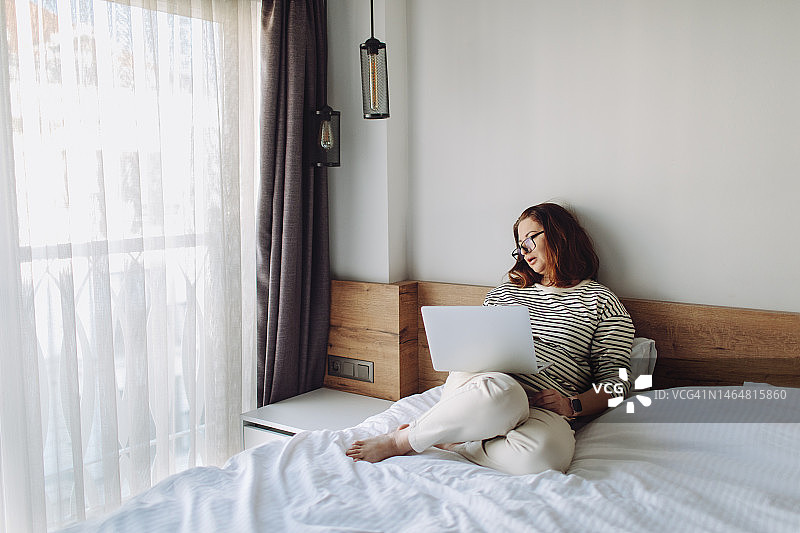 在酒店工作时睡觉的成年女性图片素材